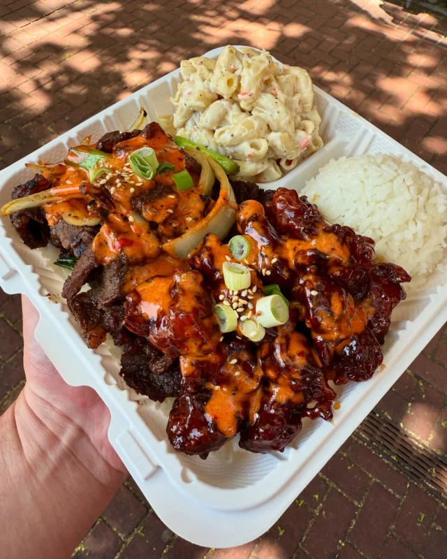 @que.dicee: welcome to the heart of the Rose City! This new spot right next to @groundkontrol on the Max line is absolutely delicious. Take a look at their menu - we are already huge fans of the Orange Chicken and Beef Bulgogi! 

📸: @hoteatscoolfeets 
#DowntownPDX